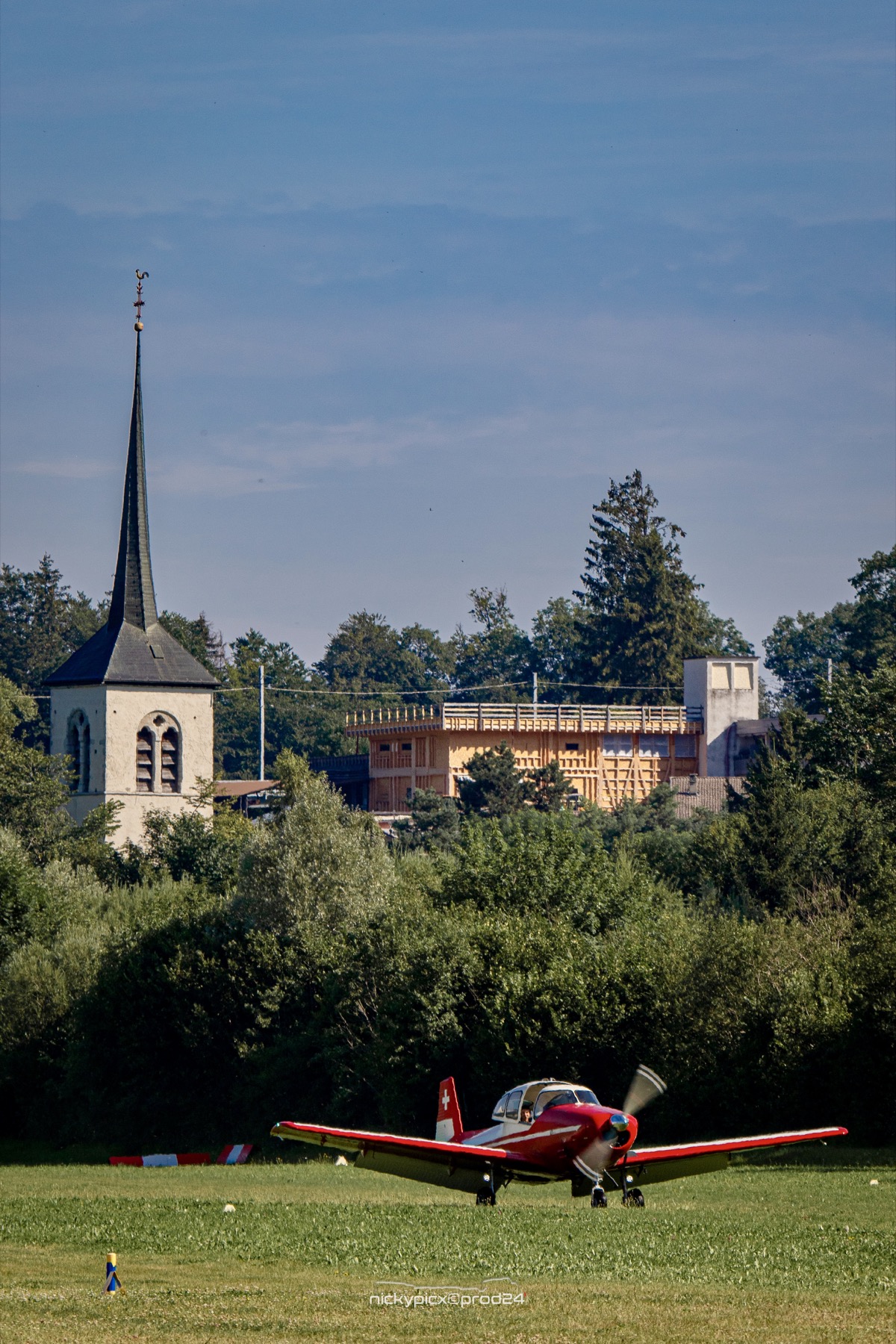 Navion au sol dans un cadre propice à une attention entreprise