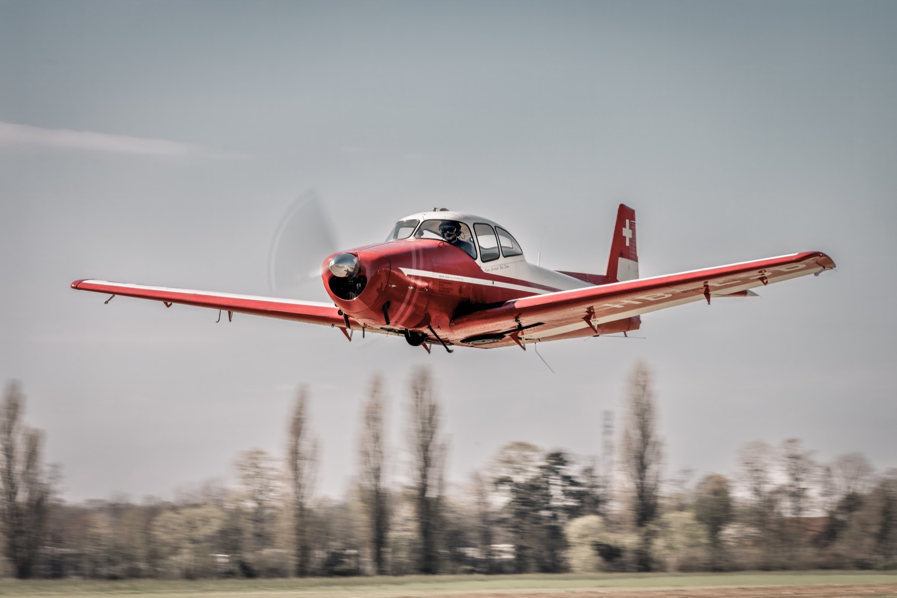 Navion en vol dans le hero de la page Expériences