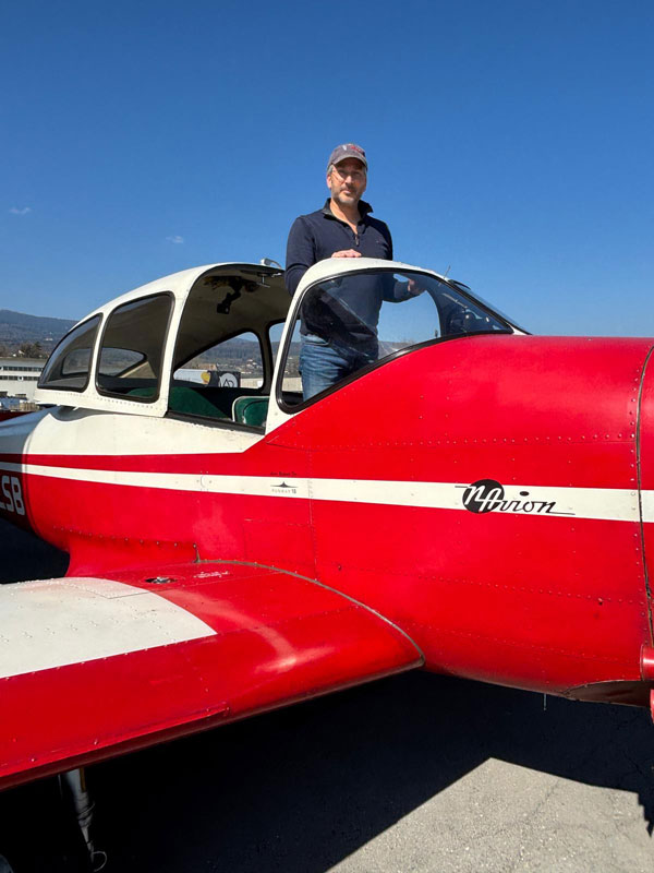 Christophe Senehi devant le Navion